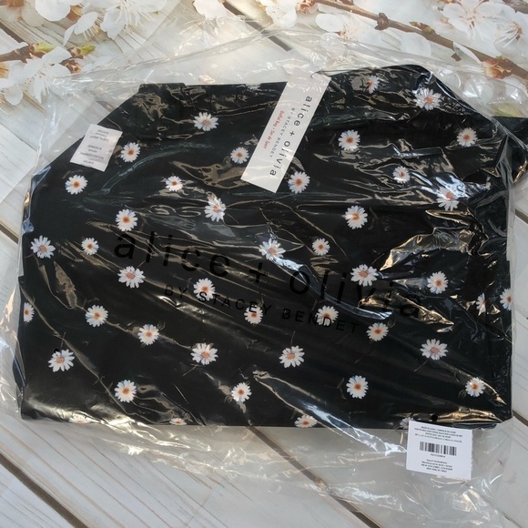 𝅺alice + Olivia Duffle Daisy Duffle Bag - Picture 8 of 10